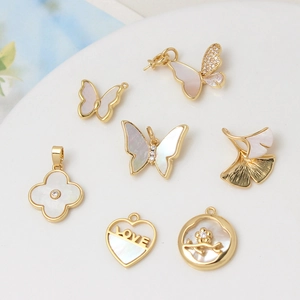 18K vergoldete Kupferanhänger mit weißem Perlmutt für DIY-Schmuck in Schmetterlingsform