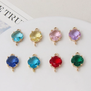 Vue détaillée de 8 couleurs de breloques losanges facettées pour création de bijoux