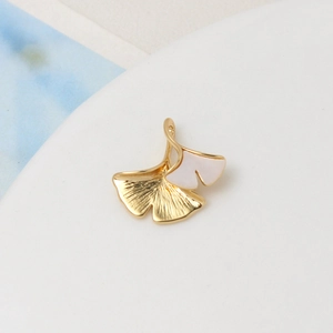 Makroaufnahme von Ginkgoblatt-Anhänger aus 18K vergoldetem Kupfer und Muscheleinlage