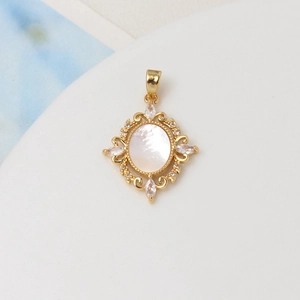 Detailaufnahme des 18K vergoldeten Vintage-Anhängers mit weißer Muschel und Zirkonia