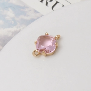 Vue détaillée du connecteur en pierre rose facettée et monture dorée pour bijoux DIY
