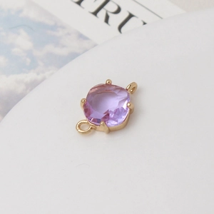 Vue détaillée d'un pendentif en pierre violet clair avec deux connecteurs dorés de chaque côté
