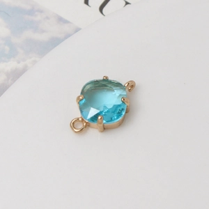 Détail macro d'un connecteur en pierre bleue claire et serti doré pour bijoux fait main