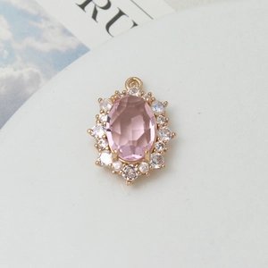 Detaillierte Makroansicht des 10x14mm ovalen rosa Kristallanhängers mit vergoldeter Fassung
