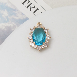 Detail eines 10x14 mm blauen Kristallanhängers mit Vergoldung und Zirkonia-Lünette