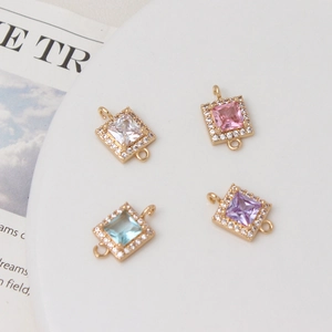 Makroaufnahme quadratischer Kupferanhänger mit Zirkonia und zwei Ösen für DIY-Schmuck