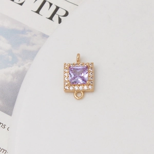 Makro-Detail von lila quadratischem Zirkonia-Anhänger mit zwei Ösen für DIY-Schmuck