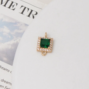 Makro-Detail von quadratischem Smaragd-Zirkonia-Verbinder mit Goldbasis für DIY-Schmuck