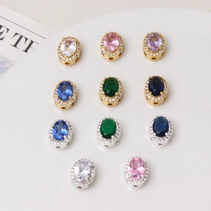 Detalle de cuentas ovaladas bañadas en oro con circonitas de colores para diseño DIY