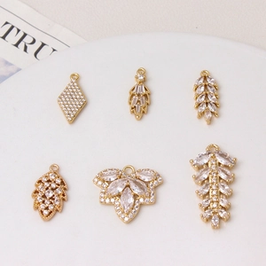 Pendente in Rame Placcato Oro a Forma di Foglia con Strass Piccoli Ciondoli per Creazione Gioielli DIY Collane Solo Ciondolo