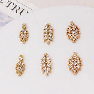 Set di 6 ciondoli a foglia in rame placcato oro con zirconi micro-pave per gioielli fai da te