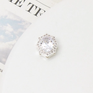 Dettaglio del distanziatore ottagonale in argento con zirconi scintillanti micro-pavé