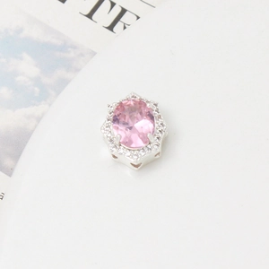 Dettaglio macro del ciondolo in zircone rosa ovale con castone argento e halo di cristalli