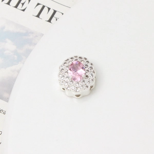 Dettaglio pendente a fiore in argento con gemma rosa e pavé di zirconi luccicanti