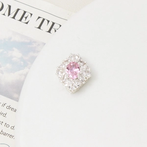 Vista macro dettagliata di un ciondolo floreale in argento con zircone rosa e pietre