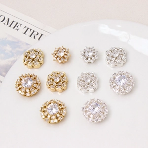 Makroaufnahme von 14K vergoldeten Schneeflocken-Zwischenperlen mit Zirkonia für DIY-Schmuck