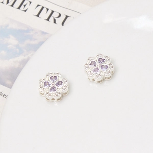 Detailansicht silberner Kleeblatt-Anhänger mit violettem Zirkonia und Mikro-Pavé-Besatz