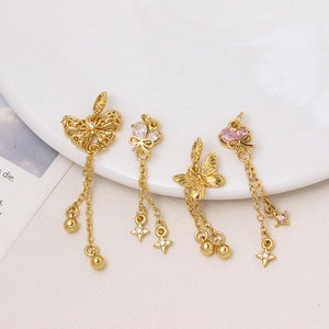 Ciondoli a cuore con farfalla placcati oro 18K con zirconi e catene a nappa eleganti