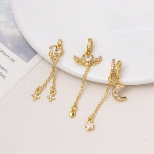 Elegante ciondolo a farfalla cuore placcato oro 18K con zirconi e nappe lucide