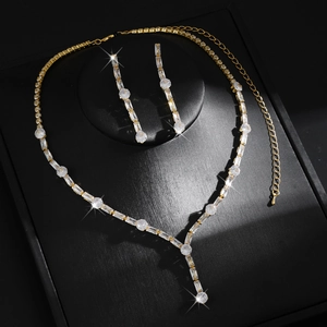 Elegante gouden bruidssieradenset met ronde zirkoon ketting en bijpassende hangende oorbellen