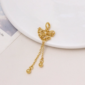 Dettaglio del ciondolo a farfalla placcato oro 18K con micro-zirconi e nappe raffinate
