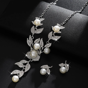 Elegante sieradenset met bloemenketting en oorbellen met witte parels en kristal