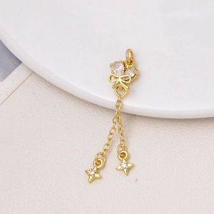 Dettaglio pendente a farfalla in oro 18K con gocce di zirconia e nappe a stella