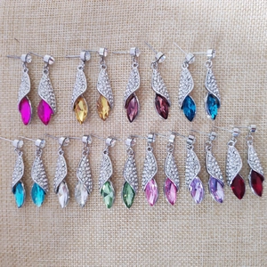 Mise à plat de boucles d'oreilles en cristal avec pierres multicolores de taille marquise