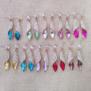 Détail des boucles d'oreilles en cristal marquise en dix couleurs de gemmes