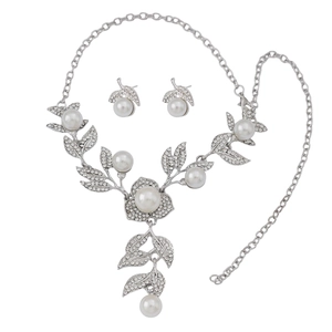 Elegante bloemenketting en oorbellen sieradenset met witte parels en strass