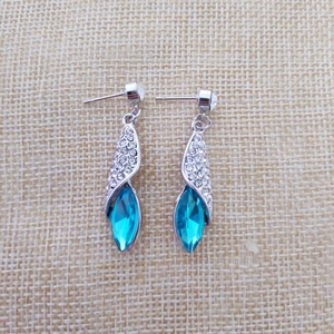 Boucles d'oreilles argentées avec cristaux marquise bleus et strass étincelants