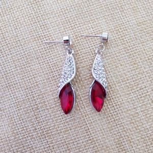 Élégantes boucles d'oreilles en argent avec cristaux et pierres rouges marquise