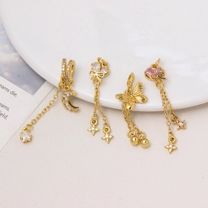 Dettaglio dei ciondoli placcati in oro 18K con zirconi e lunghe nappe pendenti