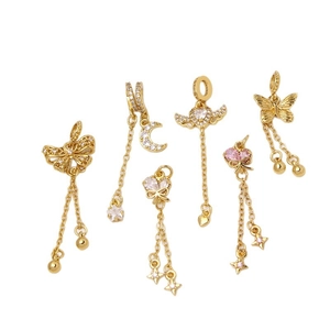 Set di ciondoli a cuore e farfalla placcati oro 18 carati con zirconi e lunghe nappe dorate