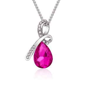Collier avec cristal rose en goutte d'eau et pendentif argenté serti de diamants sur blanc
