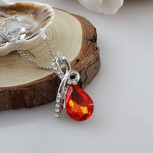 Élégant collier argenté avec grand pendentif en cristal rouge poire et détails en zircon