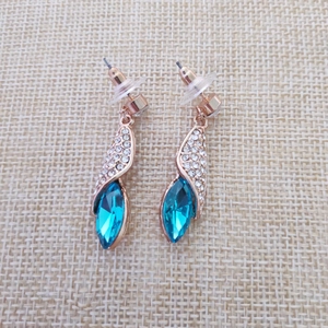 Boucles d'oreilles pendantes or rose avec cristaux bleu marine taille marquise et pavé