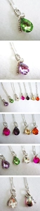 Détail de pendentifs en cristal goutte colorés avec sertissage ruban élégant et chaîne fine
