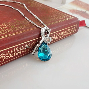 Collier avec pendentif goutte en cristal bleu et monture argentée sertie de strass