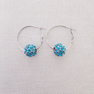 Orecchini a cerchio in argento con sfere di cristallo di strass blu lucido