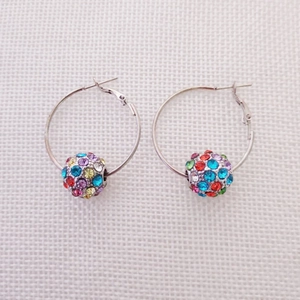Orecchini a cerchio argento con sfere di cristalli multicolore, gioielli eleganti e lucenti
