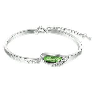Elegante zilveren armband met groene marquise kristal en zirkonia op een witte achtergrond