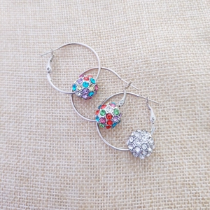 Tre paia di orecchini a cerchio argento con sfere di cristalli colorati da donna