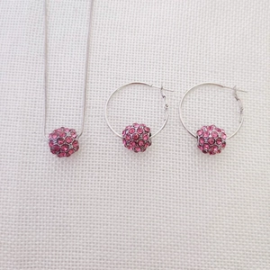Raffinato set di collana e orecchini con pendenti a sfera di cristallo rosa