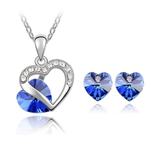 Details des blauen Herz-Kristall-Schmucksets mit Halskette und passenden Ohrringen