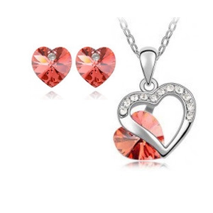 Elegantes silbernes Herz-Schmuckset mit roter Kristallkette und passenden Ohrsteckern