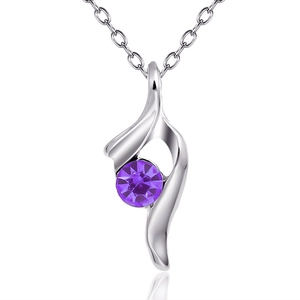 Détail d'un pendentif argenté avec cristal violet rond dans un cadre métallique incurvé