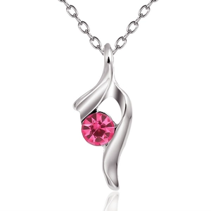 Détail du pendentif flamme argenté avec gemme rose ronde sur une fine chaîne maille