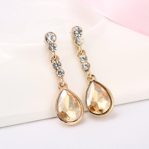 Eleganti orecchini a goccia dorati con cristalli champagne e strass scintillanti