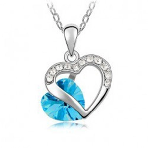 Elegante Halskette mit doppeltem Herzanhänger, blauem Kristall und weißen Diamanten